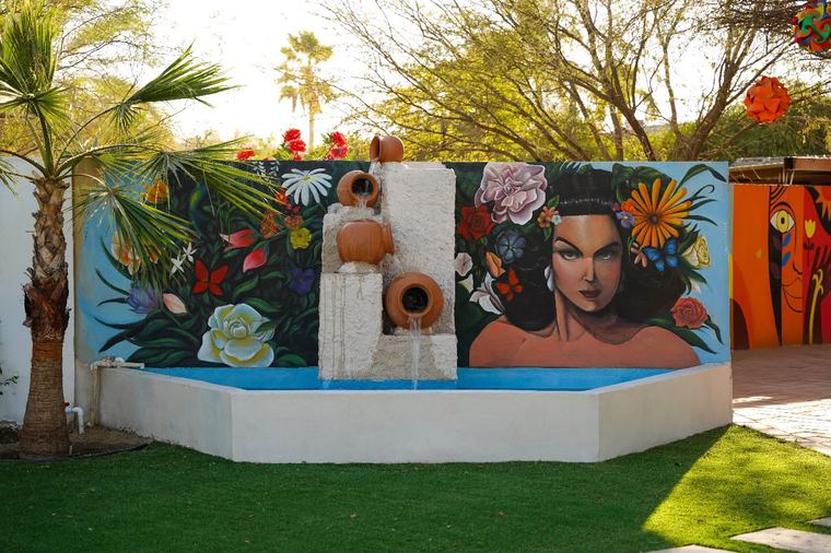 Mural con cántaros y flores