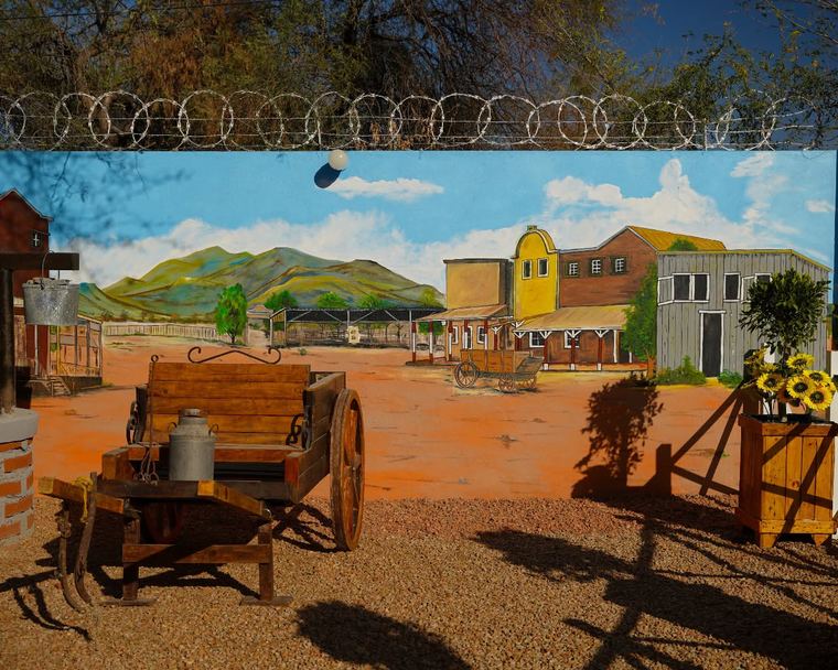 Mural del pueblo del oeste con carreta